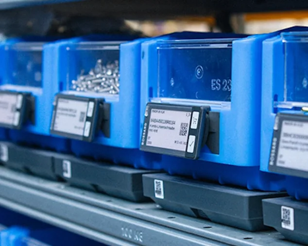 Nahaufnahme eines blauen Smart-Bin-Lagersystems mit digitalen Etiketten