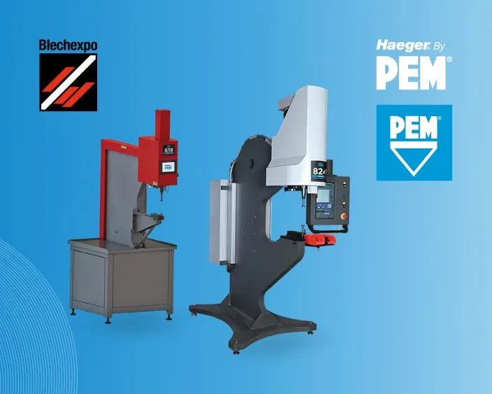 Zwei Haeger Einpressmaschinen, Modelle 618 und 824 eDrive, vor blauem Hintergrund mit den Logos von Blechexpo und PEM