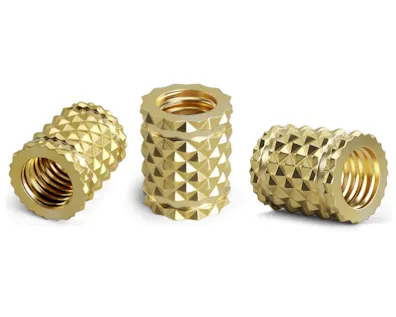 Drei goldfarbene TAPPEX® HiMould Gewindeeinsätze mit rautenförmiger Oberflächenstruktur für faserverstärkte Kunststoffe.