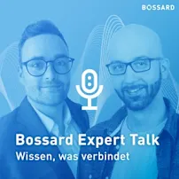Porträt von Bela Sabo vor einem blauen Hintergrund mit Klangwellen und Mikrofon-Symbol.