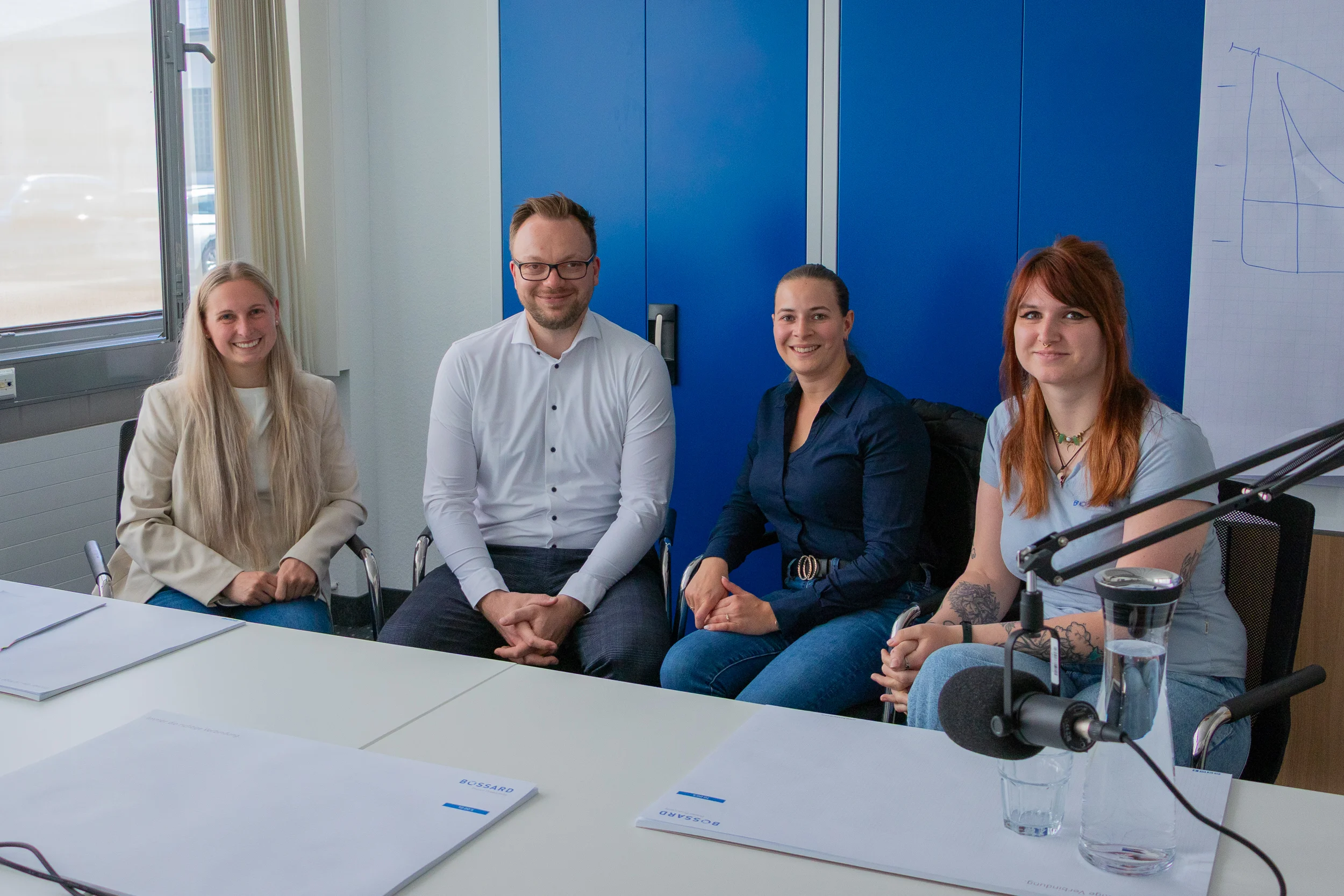 Aufnahme hinter den Kulissen des „Bossard Expert Talk“. Jennifer Zoller, Tobias Engelberg, Jennifer Kunze und Julia Gabriel sitzen gemeinsam am Aufnahmetisch mit Mikrofon und Bossard-Unterlagen.