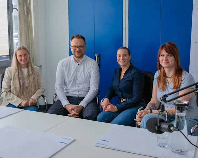 Aufnahme hinter den Kulissen des „Bossard Expert Talk“. Jennifer Zoller, Tobias Engelberg, Jennifer Kunze und Julia Gabriel sitzen gemeinsam am Aufnahmetisch mit Mikrofon und Bossard-Unterlagen.