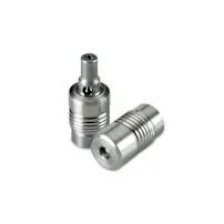 Zwei SFC Koenig-Rückschlagventile aus Metall auf weissem Hintergrund.