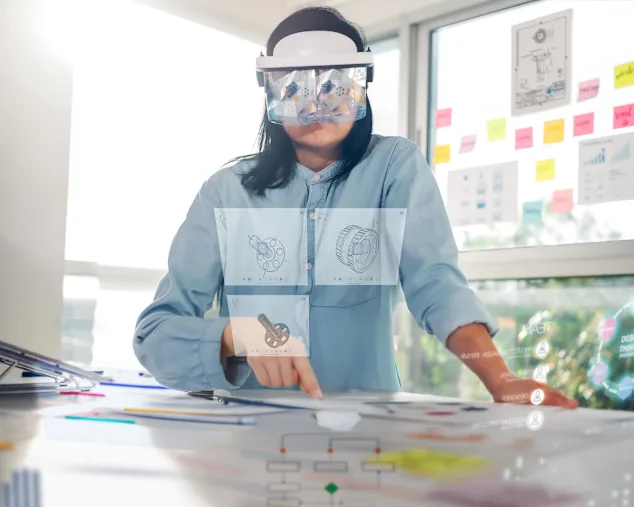 Designer che esplora diverse tecnologie di collegamento utilizzando occhiali per realtà aumentata.