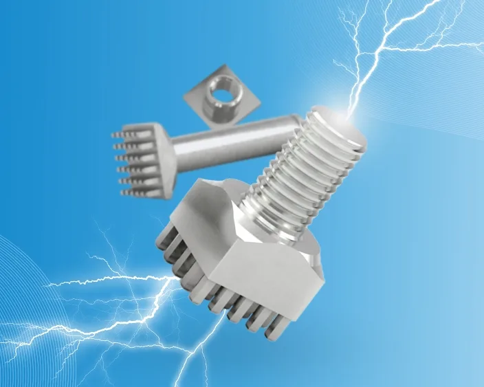 Powerelemente für Leiterplatten vor blauem Hintergrund mit Blitzgrafiken, Symbol für Stromfluss und Energie.