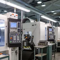 Moderne CNC maskiner i en produktionshal