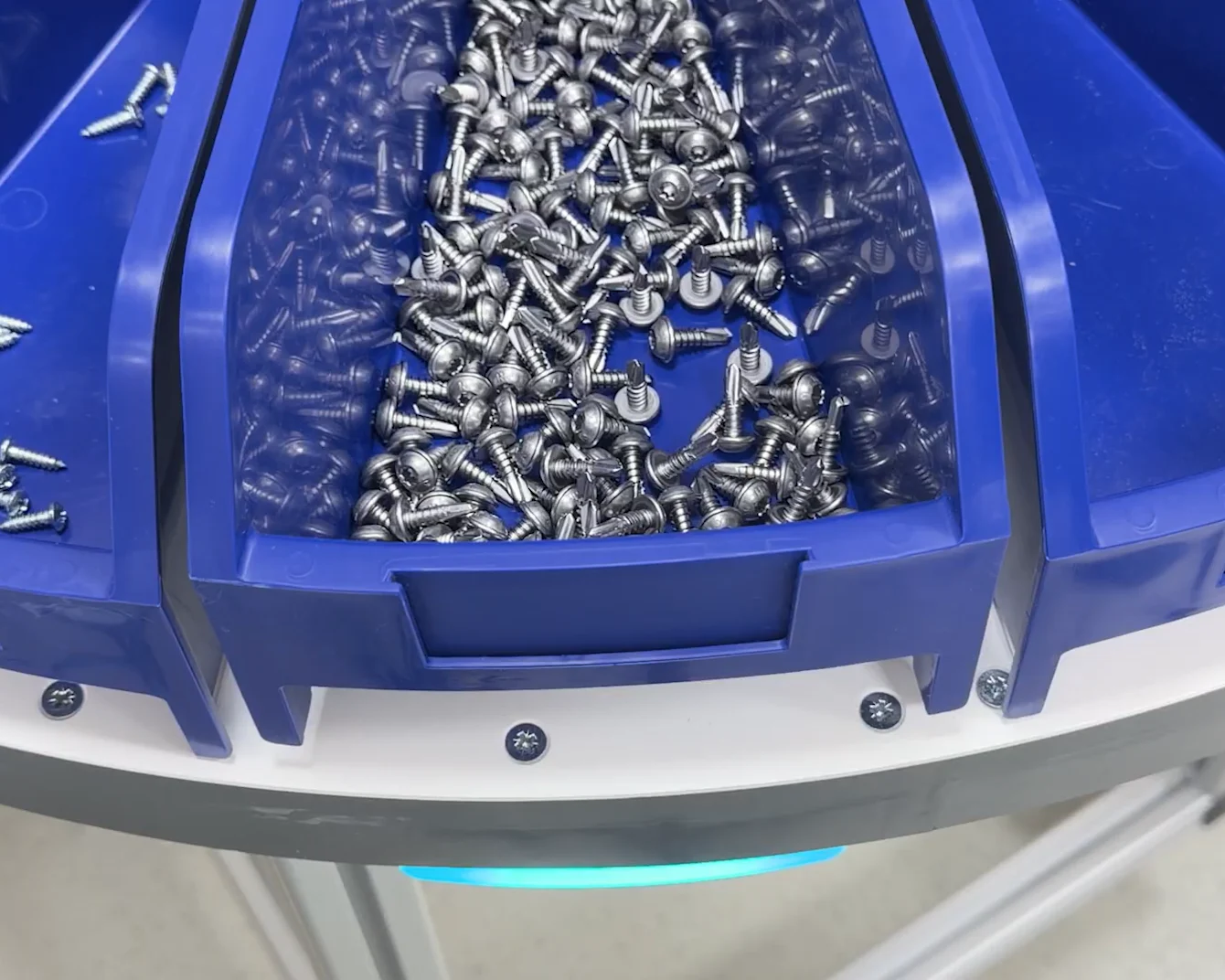 Detail modrých zásobníků Bossard SmartTower se šrouby uvnitř