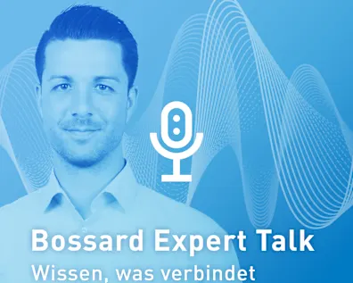 Manuel Ohmayer vor blauem Hintergrund mit abstrakten Wellenlinien. Daneben ein weißes Mikrofonsymbol. Unten steht der Schriftzug „Bossard Expert Talk – Wissen, was verbindet“. Oben rechts das Bossard Logo.