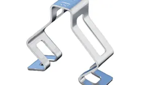 Exemple d'une pièce métallique poinçonnée et pliée (une pince) sur fond blanc