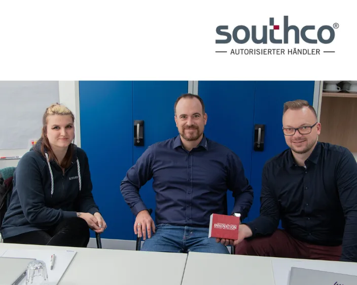 Expertenrunde bestehend aus aus Alexander Dobler, Tobias Engelberg and Julia Gabriel sitzen gemeinsam an einem Tisch