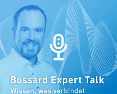 Porträt von Alexander Dobler vor einem blauen Hintergrund mit Klangwellen und Mikrofon-Symbol.