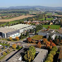 Het Bossard hoofdkantoor in Zug, Zwitserland in de herfst