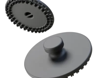 Zwei Multi-Material-Welding-Fügeteile aus Plastik auf weißem Hintergrund