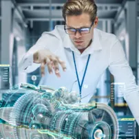 Ingenieur im weißen Hemd betrachtet ein 3D-Grafikmodell einer Maschine.