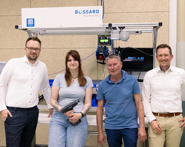 Making-of-Foto mit vier Bossard-Mitarbeitenden vor einem ELAM-Arbeitsplatz.