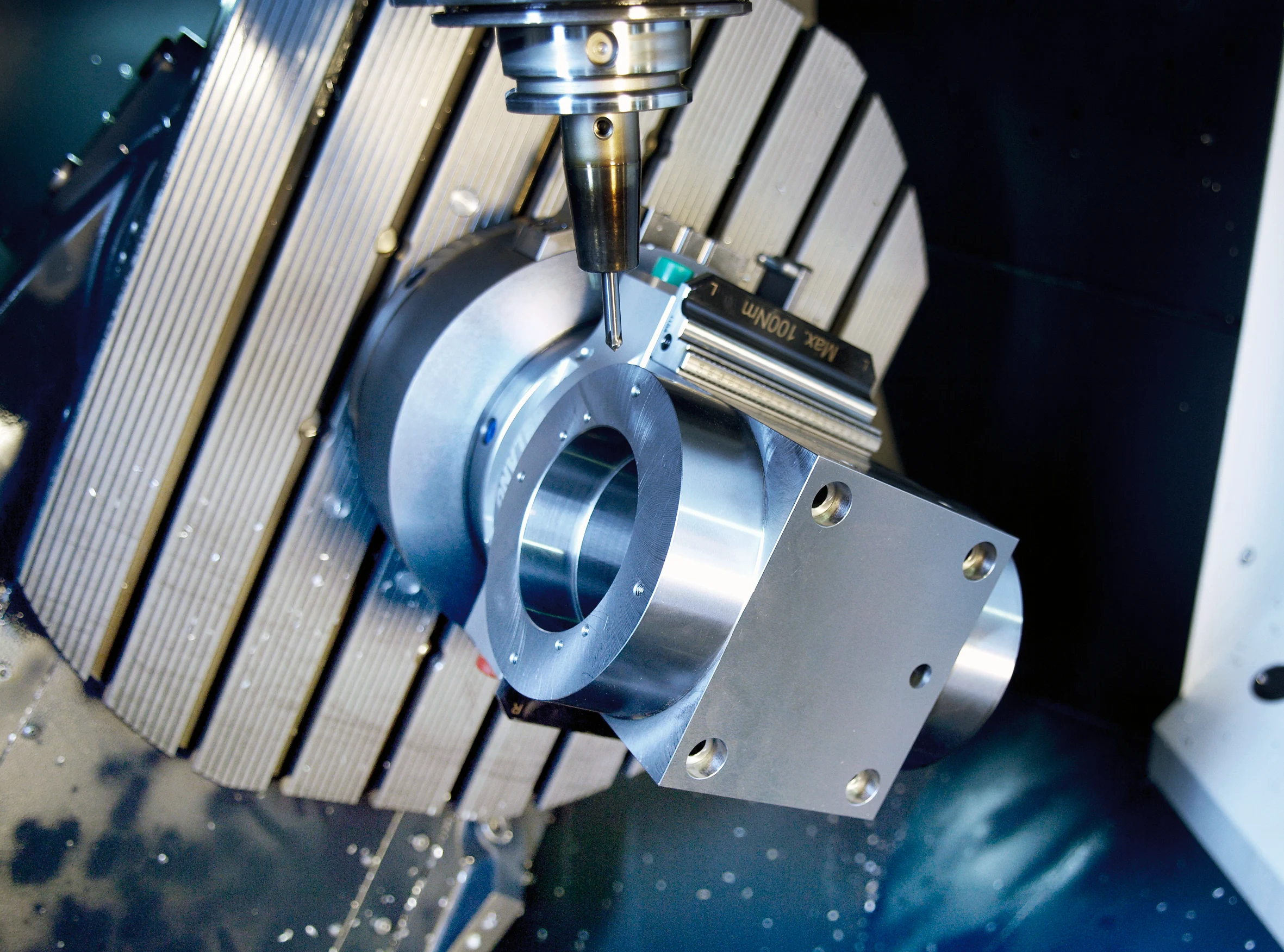 Nahaufnahme einer CNC-Maschine bei der Herstellung eines kundenspezifischen Luftfahrtteils