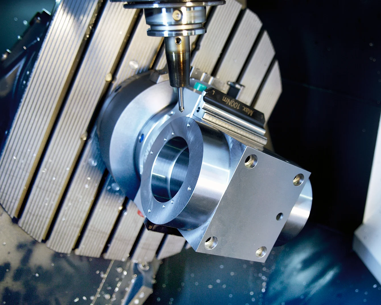 Nahaufnahme einer CNC-Maschine bei der Herstellung eines kundenspezifischen Luftfahrtteils