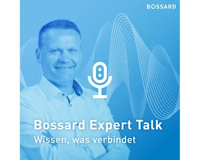 Tobias Wolf im offiziellen Vorschaubild zur Podcast-Reihe „Bossard Expert Talk – Wissen, was verbindet“ auf blauem Hintergrund mit Schallwellen-Design