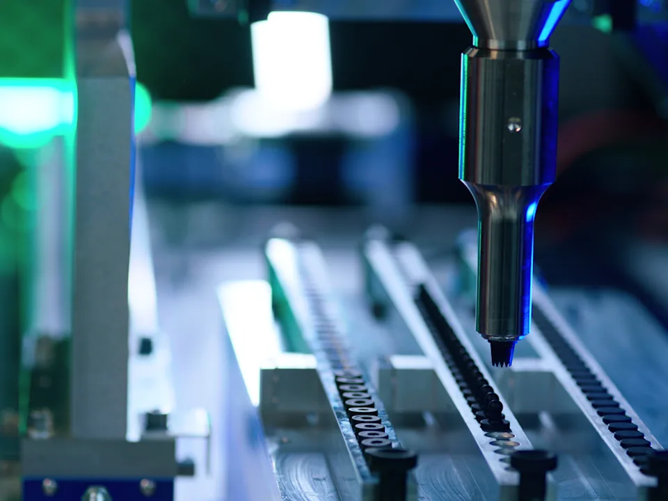 Der Prozess des Ultraschallschweißens für eine schnelle und zuverlässige Verbindung von Verbund- und Leichtbaumaterialien.