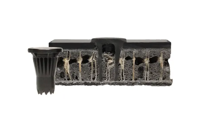 Visualisierung eines MM-Welding LiteWWeight Pins, der in einer leichten, geschäumten Wabenstruktur installiert ist.