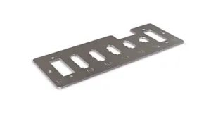 Support métallique avec plusieurs découpes rectangulaires et en trou de serrure, étiquetées K1 à K5, sur fond blanc.