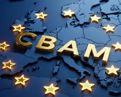 3D-Darstellung einer Europakarte mit dem goldenen Schriftzug „CBAM“ und leuchtenden Sternen als Symbol für die EU-Regulierung.