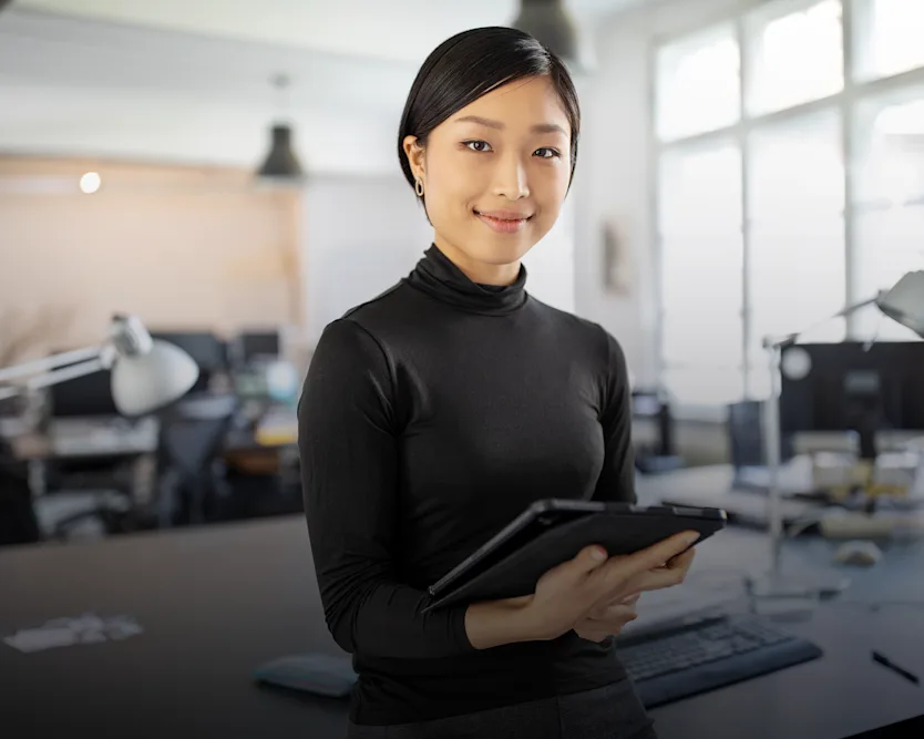 Designer in ihrem Büro, hält ein Tablet in den Händen