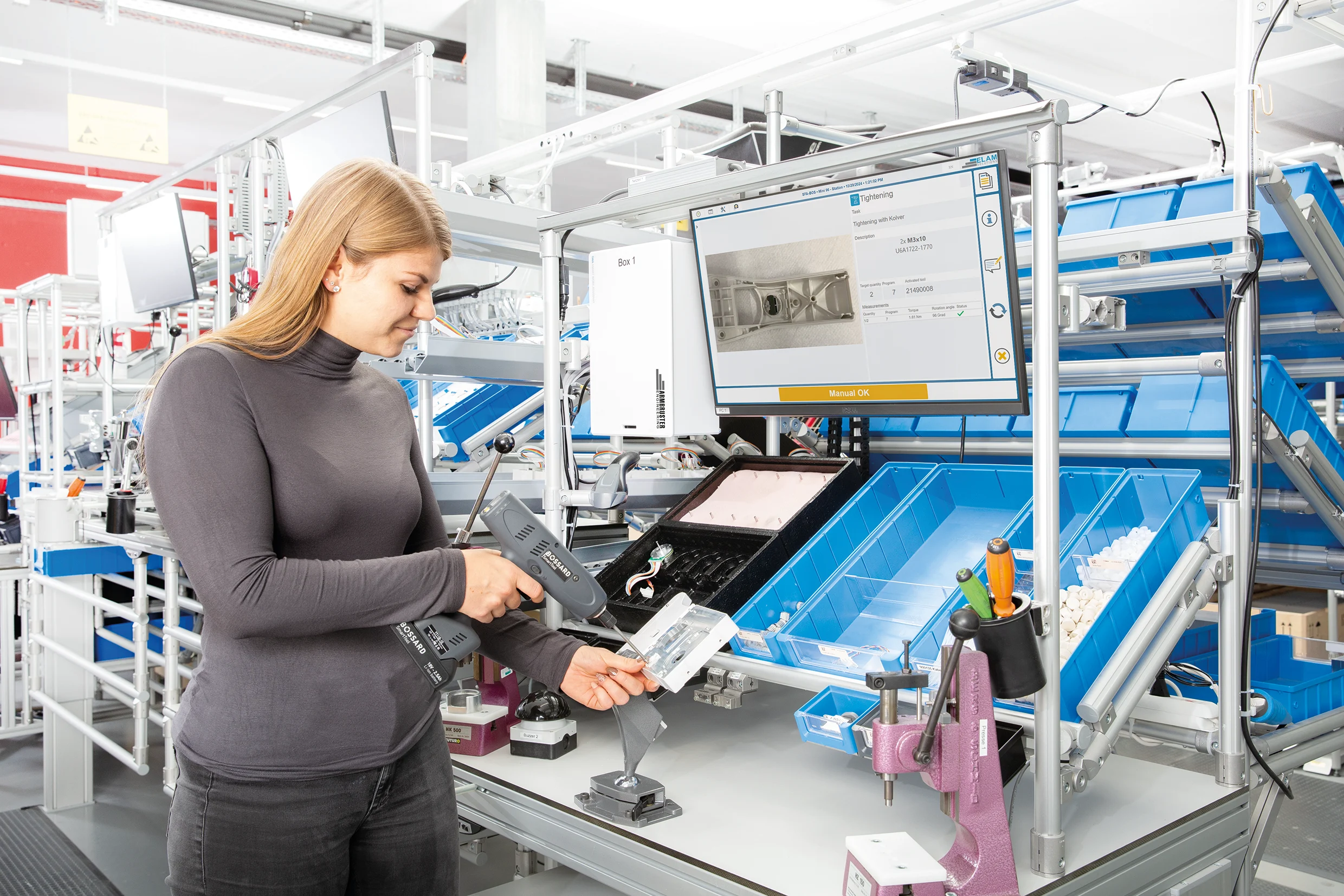 Kvinde med et smart værktøj guidet af ELAM Solutions arbejdsinstruktioner gennem processen.