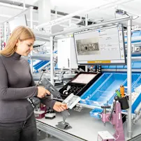 Kvinde med et smart værktøj guidet af ELAM Solutions arbejdsinstruktioner gennem processen.