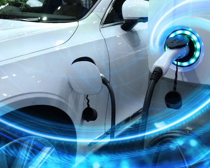 Elektrofahrzeug-Ladevorgang mit futuristischen Lichteffekten, symbolisiert Expert-Design für Elektromobilität.