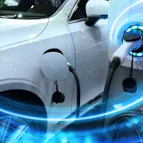 Opladning af elektrisk køretøj med futuristiske lyseffekter, der repræsenterer ekspert eMobility-løsninger.