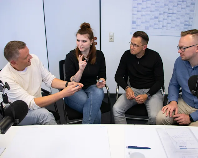 Andreas Reiger and Dirk Ockel diskutieren mit Podcast-Moderatoren über Befestigungslösungen vor Mikrofonen