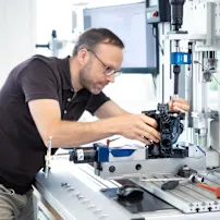 An engineer in the test lab is preparing an application for torque analysis.