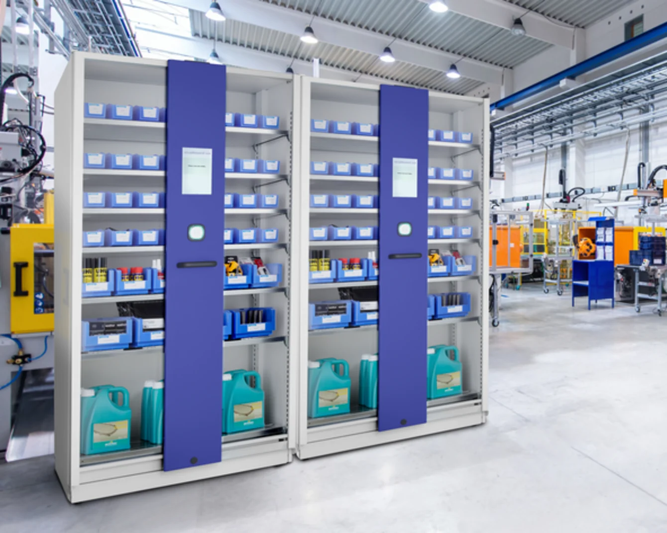 Due SmartLocker Bossard in un capannone industriale, che proteggono articoli sensibili da accessi non autorizzati.