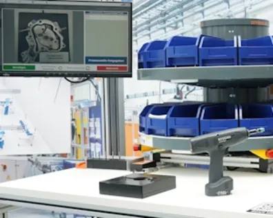 Hightech-automatisierte Arbeitsstation mit digitalen Bildschirmen und Lagersystem