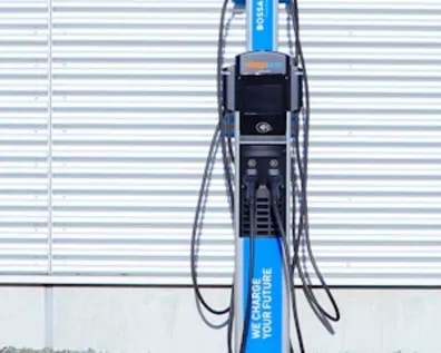Bossard-Ladestation für Elektrofahrzeuge mit Branding