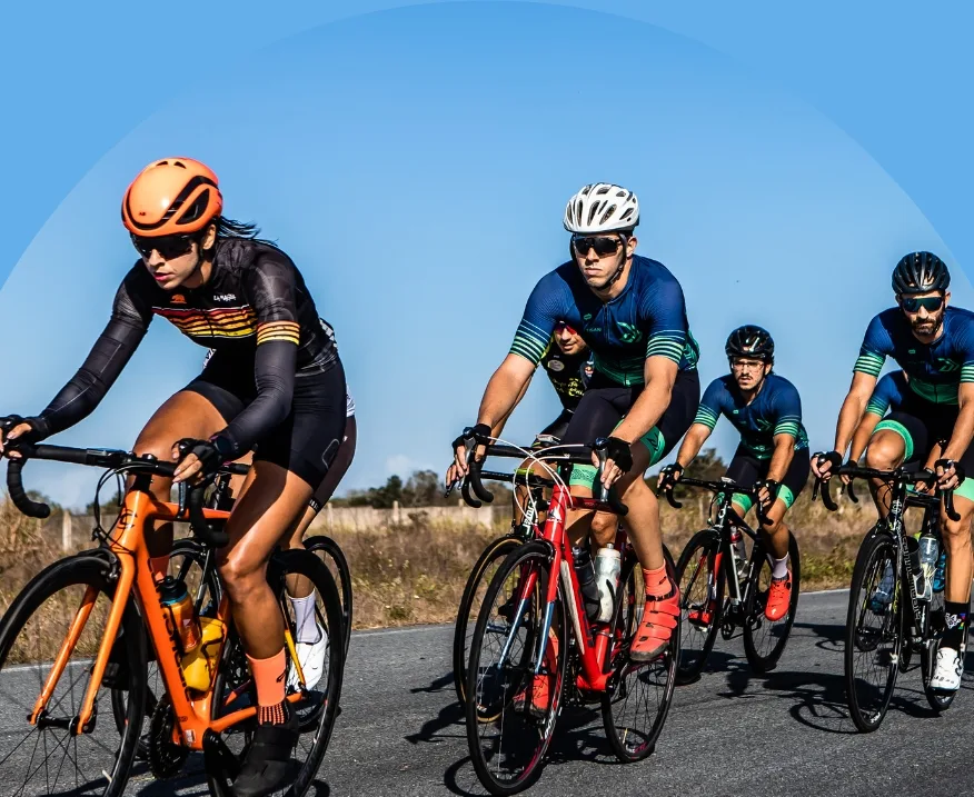 四名男子坐在賽車上