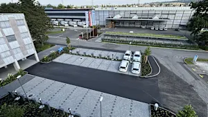 Vista del nuovo parcheggio presso Bossard Svizzera con infrastruttura di ricarica aggiunta per veicoli elettrici.