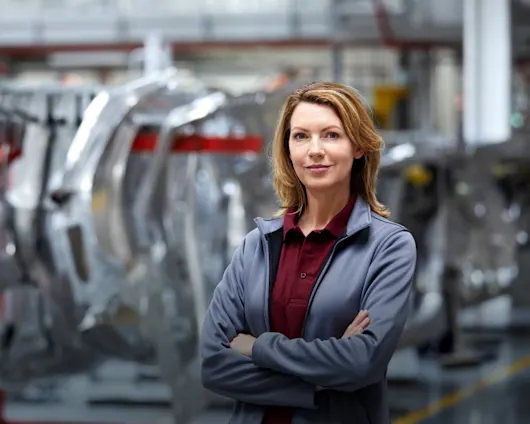 Responsable d'assemblage féminin dans une usine de production automobile