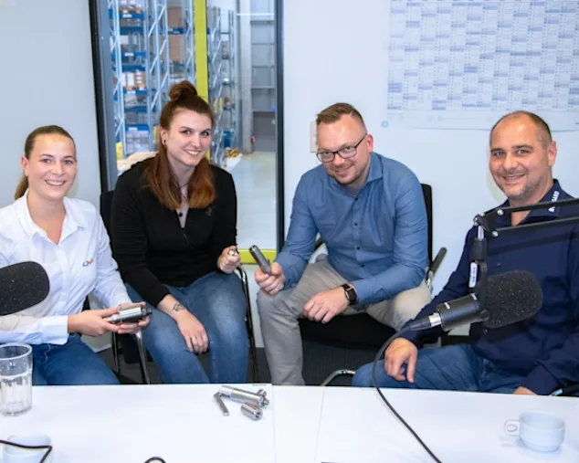 Jenny Kunze, Marcus Ritter und die Podcast-Moderatoren diskutieren Befestigungstechnik in einem Podcast