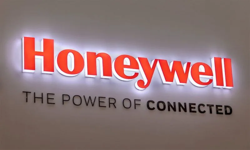 logo lumineux sur le mur "Honeywell The Power of Connected"