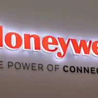 Leuchtendes Logo an der Wand "Honeywell The Power of Connected"