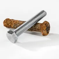 Eine metallische Schraube und eine korrodierte auf weissem Hintergrund, zur Veranschaulichung im Vergleich.