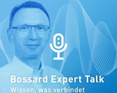 Porträt von Bela Sabo vor einem blauen Hintergrund mit Klangwellen und Mikrofon-Symbol.