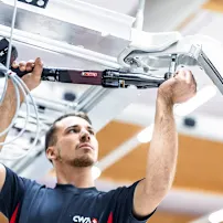 A man using a smart tool to fasten a screw into aluminium.