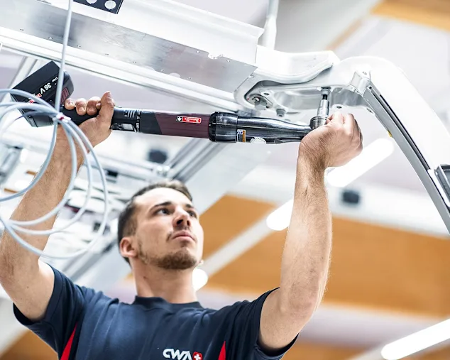 En man använder ett smart verktyg för att fästa en skruv i aluminium.