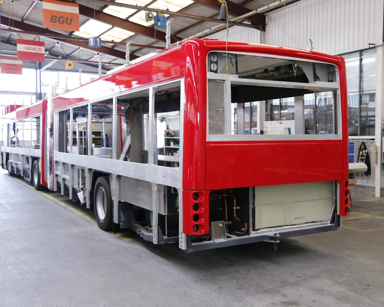 Autobus rosso in costruzione