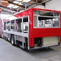 Roter Bus im Bau
