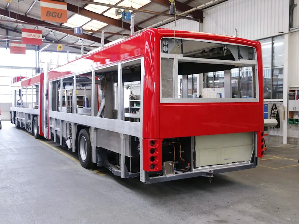Autobús rojo en construcción