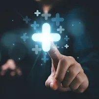 Hand berührt ein leuchtendes Plus-Symbol, umgeben von weiteren Pluszeichen auf dunklem Hintergrund